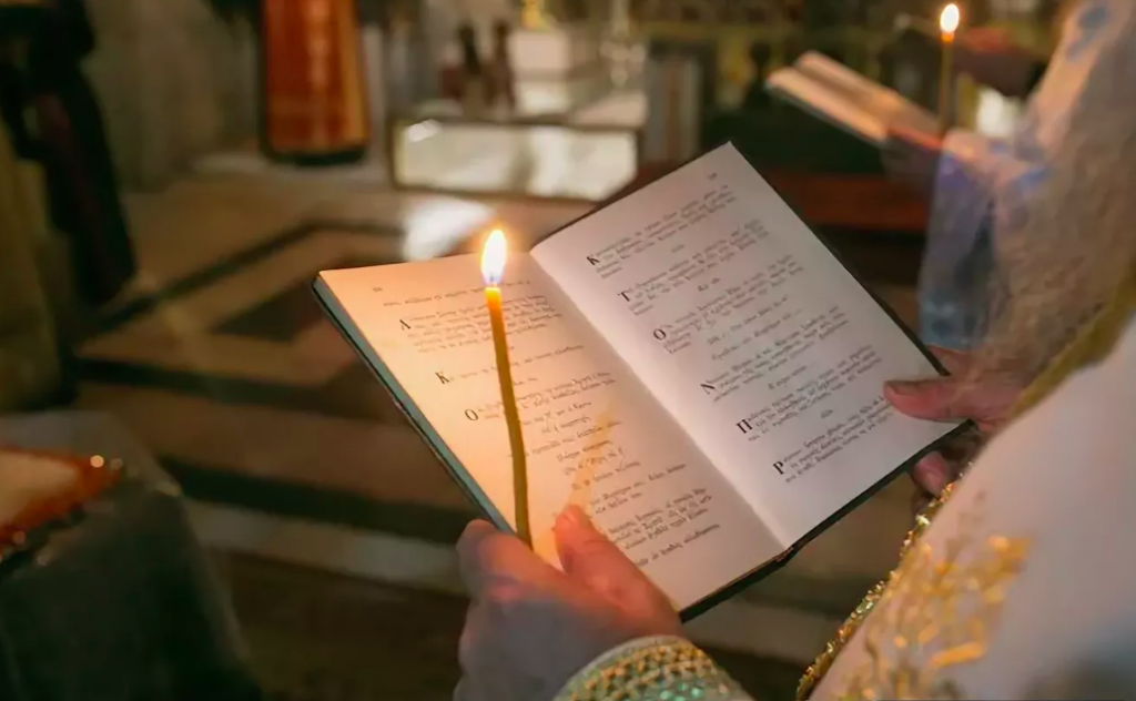 Молитва в церкви. Чтение молитвы в храме. Человек молится в храме. Чтение записок в храме.