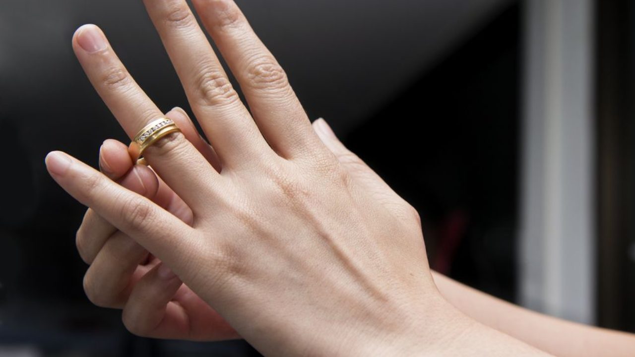 Кольцо на правом безымянном пальце у девушки. Обручальное кольцо на пальце. Кольцо на руке. Кольцо на безымянном пальце. Мужское обручальное кольцо на пальце.