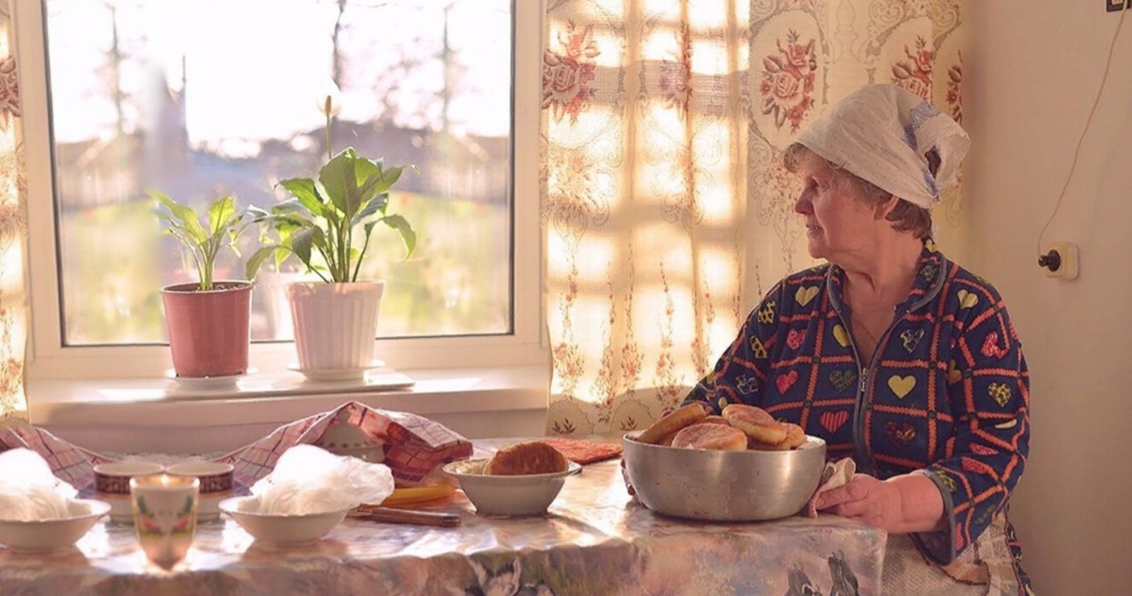Мама и ее соседка. Пожилая женщина на кухне. Бабушка с пирожками. Женщина с пирогом. Бабушка готовит.
